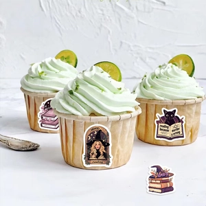 Détail d'autocollants de sorcière et chat décorant des cupcakes pour un style créatif