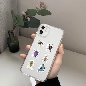 Gedetailleerde weergave van transparant iPhone-hoesje met zes insectenprints