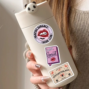 Autocollants imperméables pour lecteurs passionnés sur une gourde de couleur crème