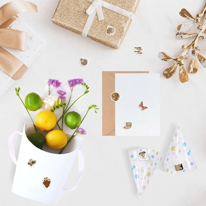 Gros plan d'autocollants vintage sur enveloppes et boîtes cadeaux pour le scrapbooking