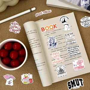 Vue détaillée d'autocollants de lecture imperméables sur des pages de livre avec accessoires