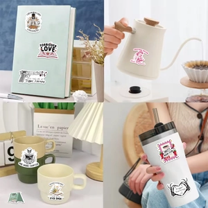 Autocollants de lecture étanches sur des tasses à café, livres et gourdes décorés