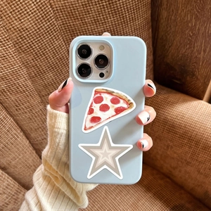 Gros plan d'une coque iPhone bleu clair avec motifs pizza et étoiles sur tissu