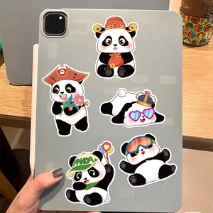 Primo piano di simpatici adesivi a forma di panda con vari cappelli su un tablet