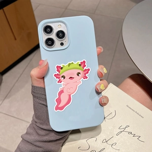 Primer plano de una funda de móvil azul claro con un axolote rosa y gorro