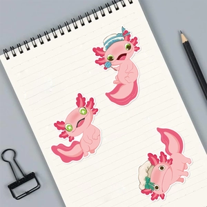 Primer plano de lindas pegatinas de axolote rosa con caras en un escritorio de oficina