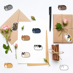 Gros plan d'autocollants de chats mignons sur enveloppes avec accessoires artisanaux