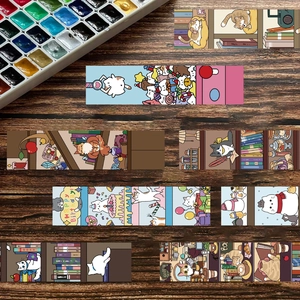 Dettaglio di nastri washi decorativi con motivi di gatti su sfondo in legno scuro