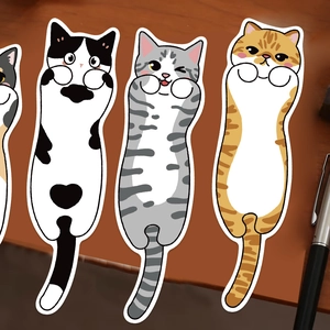 Set di 30 simpatici segnalibri in carta a forma di gatto su scrivania in legno per libri