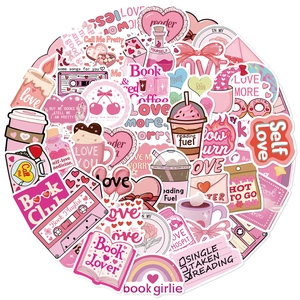 Vista piana di adesivi rosa a tema lover per scrapbooking e computer portatili