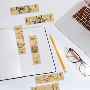 Primer plano de 30 marcadores de papel retro con engranajes, flores y astrolabios náuticos
