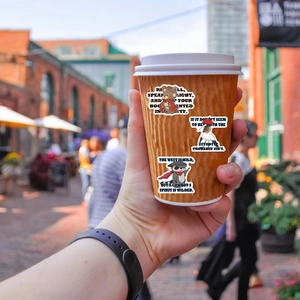 Lot d'autocollants animaux cowboys avec citations inspirantes collés sur une tasse à café