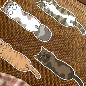 Set di quattro graziosi segnalibri a forma di gatto con diversi motivi su base tessuta