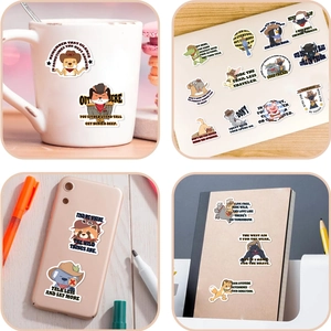 Détail d'autocollants d'animaux cartoon sur mugs, coques de téléphone et carnets