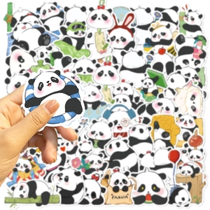 Detalle de pegatinas de panda impermeables para guitarras y portátiles en la mano