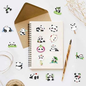 Primer plano de pegatinas de panda impermeables en varias poses para álbumes de recortes y DIY