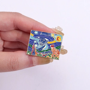 Pin de esmalte artístico Van Gogh Noche Estrellada con gato, sostenido en la mano