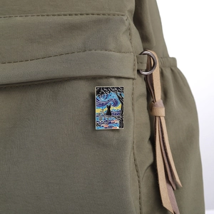 Broche rectangular artístico de Van Gogh Noche Estrellada con gato negro en bolso de lona