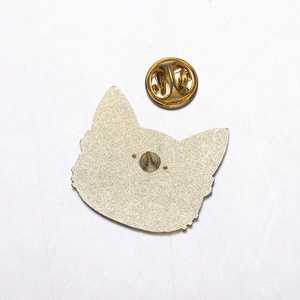 Detailansicht der Rückseite einer Katzen-Emaille-Nadel mit goldenem Schmetterlingsverschluss