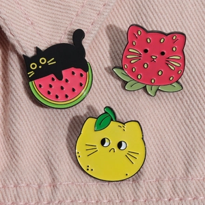 Détails de trois épingles en émail de chats en forme de pastèque de fraise et de citron
