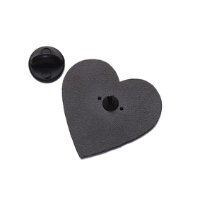 Dettaglio del retro della spilla a cuore con metallo opaco e chiusura in gomma nera