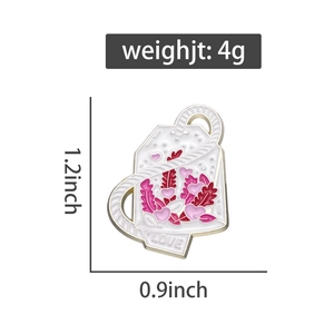 Detalle del pin esmaltado rosa con diseño de corazón y grabado LOVE en metal fino