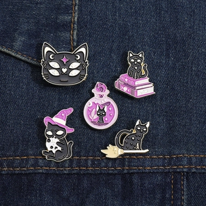Detalle de 5 pins de esmalte de gato mágico punk negro decorados en tela vaquera