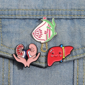 Emaille-Anstecknadeln im Punk-Stil mit anatomischen Organen auf einer Jeansjacke