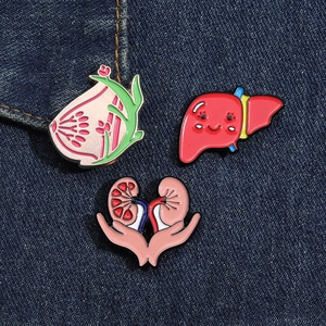 Set mit medizinischen Organ-Emaille-Pins mit Anatomie-Designs auf blauem Denim