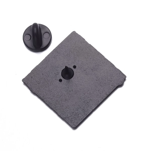 Vue arrière du badge métallique carré avec finition gris mat et fermoir en caoutchouc noir