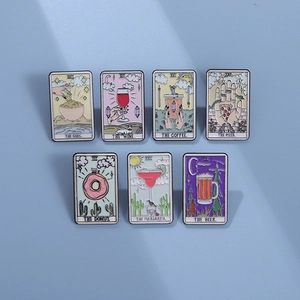 Set aus 7 Cartoon-Tarot-Emaille-Pins mit Essen und Getränken auf hellblauem Hintergrund