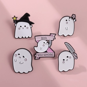 Vue détaillée de cinq adorables épingles en émail de fantôme blanc sur fond rose
