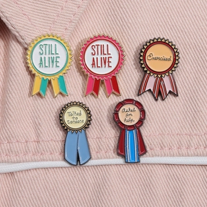 Détails de broches médailles en émail coloré avec phrases motivantes sur fond en jean rose