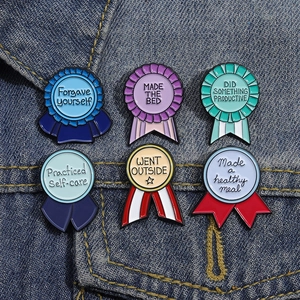 Détail de broches médailles colorées en émail fixées sur une veste en jean bleue