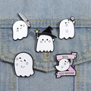 Série de cinq broches fantôme en émail sur poche en jean pour décoration d'Halloween