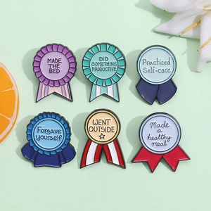 Lot de six broches colorées en forme de médaille en émail avec textes anglais motivants