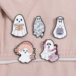 Set di cinque spille smaltate a forma di fantasma di Halloween su tessuto di velluto rosa