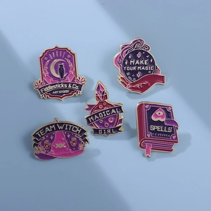 Broche en Émail Académie de Magie Gothique Sombre Alliage de Zinc Chapeau de Sorcier Potion Magique Boule de Cristal Badge Vêtements Accessoire Halloween