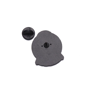 Detailansicht der Anstecknadel-Rückseite mit Metallstift und schwarzem Gummiverschluss