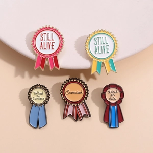 Lot de 5 broches en émail en forme de rubans avec citations de bien-être