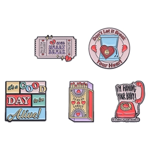 Lot de 5 pin's en émail vintage avec motifs rétro de boîte d'allumettes et téléphone