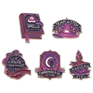Lot de 5 broches en émail punk noir avec motifs de grimoire et chapeau de sorcière