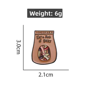 Dettaglio della spilla smaltata a forma di sacchetto, Eat a Bag of Dicks, 3,0 cm