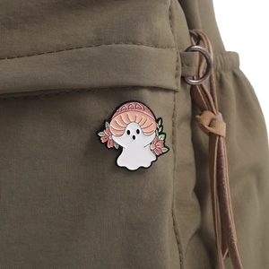 Spilla smaltata a forma di fantasma fungo per zaino di Halloween e simpatico regalo
