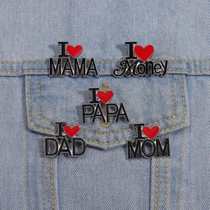 Lot de cinq pin's émaillés cœur avec texte I Love Mom Dad et Money sur tissu denim