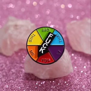 Pin creativo de esmalte con flecha giratoria de colores sobre base de cristal rosa