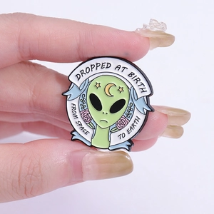 Grüne Alien-Emaille-Anstecknadel mit Mondsichel und Weltraum-Slogan-Schriftzug