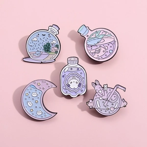 Detailansicht von fünf Emaille-Pins mit Mond-, Katzen- und Flaschendesigns in Pastell