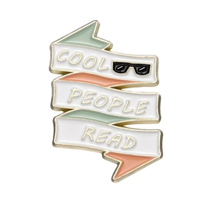 Broche de esmalte con forma de cinta y texto Cool People Read sobre fondo blanco