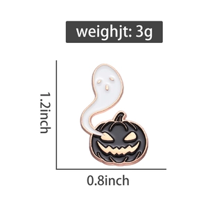 Détail de la broche citrouille et fantôme d'Halloween avec dimensions de 1,2 pouce sur 0,8 pouce